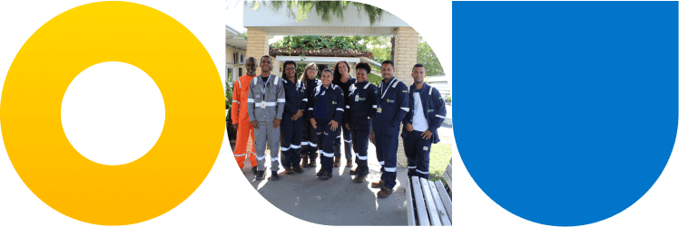 Equipe de Relacionamento Social da Carmo Energy conscientizando uma moradora local que está estendendo roupa.